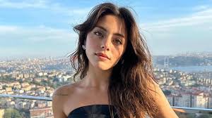 Sıla Türkoğlu – kim jest partner znanej aktorki? Wiek, wzrost i rodzina