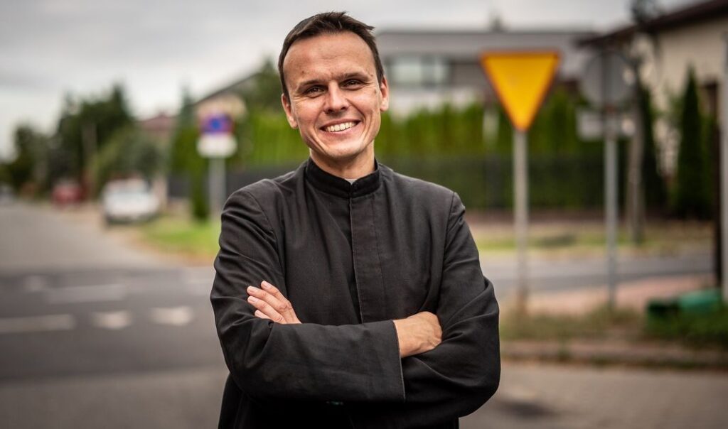 Ksiądz z Osiedla – kim jest i ile ma lat znany Youtuber? Rodzina i życie prywatne